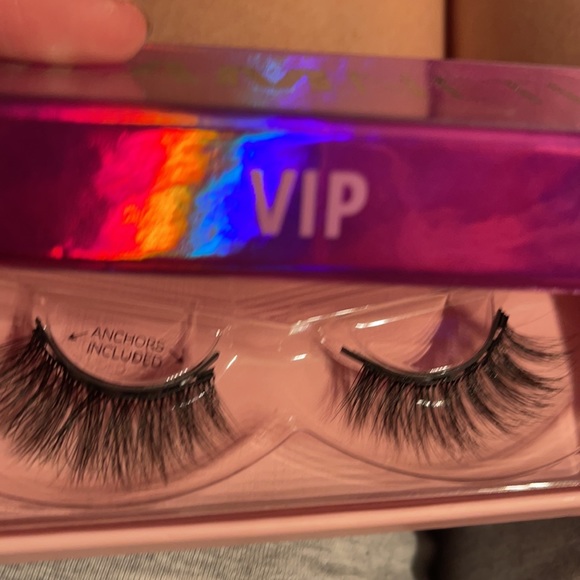 NEVER WORN Glamnetic Magnetic lashes in ‘VIP’ - Picture 3 of 3